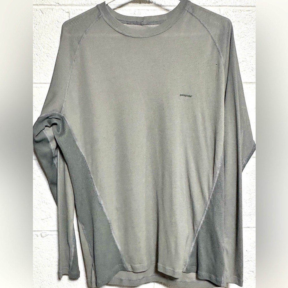 PATIGONIA men’s gray long-sleeve, lightweight, activewear, perfect for layering